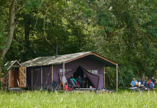 Familie nyder glamping på BoerenBed Moor Farm i det naturskønne South West England, Storbritannien.