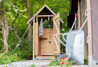 Ducha exterior de madera en BoerenBed Moor Farm, parque vacacional en el suroeste de Inglaterra, naturaleza alrededor.