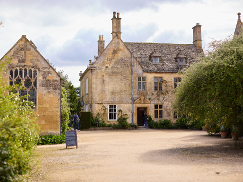 Uitzicht op een historisch stenen landhuis op BoerenBed Hidcote Manor Farm vakantiepark in West Midlands, Verenigd Koninkrijk.