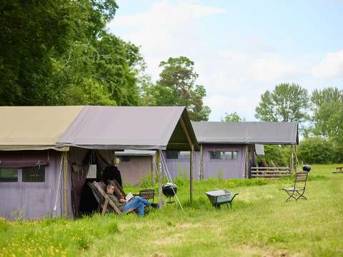 Glampingtelte og afslappede gæster på BoerenBed Hidcote Manor Farm, feriepark i West Midlands, UK.