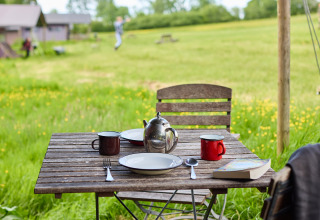 Mesa al aire libre con platos, tazas y tetera en BoerenBed Hidcote Manor Farm, West Midlands, Reino Unido.
