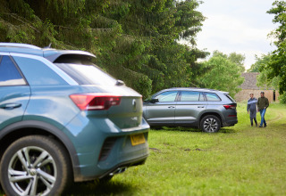Twee auto's geparkeerd op gras bij «BoerenBed Hidcote Manor Farm» in West Midlands, Verenigd Koninkrijk.