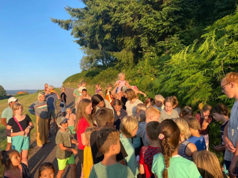 Bambini e adulti si riuniscono al sole al campeggio Le Paradou, in Auvergne-Rhône-Alpes, Francia.