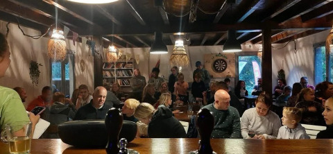 Un gruppo di persone si riunisce in un ambiente accogliente al campeggio Le Paradou, Auvergne-Rhône-Alpes, Francia.