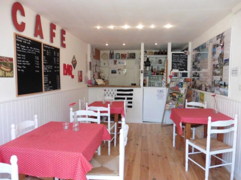 Accogliente caffetteria con tovaglie rosse a pois in un campeggio vacanze a Bretagna, Francia.