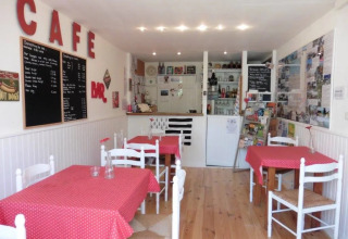 Accogliente caffetteria con tovaglie rosse a pois in un campeggio vacanze a Bretagna, Francia.