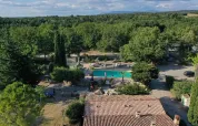 Parc de vacances en Provence-Alpes-Côte d’Azur, France, avec piscine au cœur de la nature verdoyante.