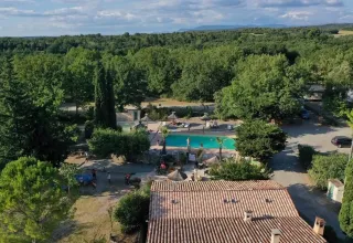 Ferienpark in Provence-Alpes-Côte d’Azur, Frankreich mit Pool und viel Wald, perfekte Erholung.