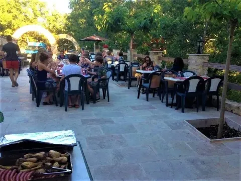 Guests enjoy outdoor dining at Campsite Avelanède, a holiday park in Provence-Alpes-Côte d’Azur, France.