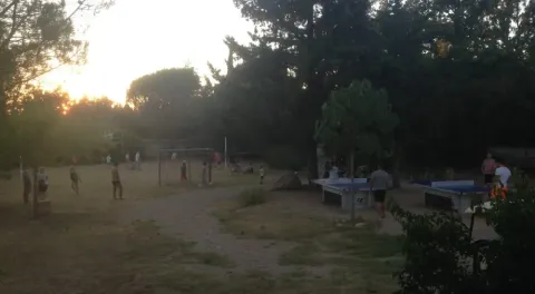 Børn leger fodbold og bordtennis i aftensolen på Campsite Avelanède i Provence-Alpes-Côte d’Azur, Frankrig.