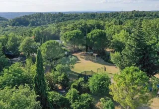 Vista aérea del camping Avelanède en Provence-Alpes-Côte d’Azur, Francia, rodeado de naturaleza y árboles.