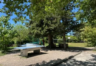 Udendørs bordtennisbord og siddeområde under træer på Campsite Avelanède i Provence-Alpes-Côte d’Azur.
