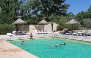 Piscine extérieure avec vacanciers et transats au camping Avelanède en Provence-Alpes-Côte d’Azur, France.