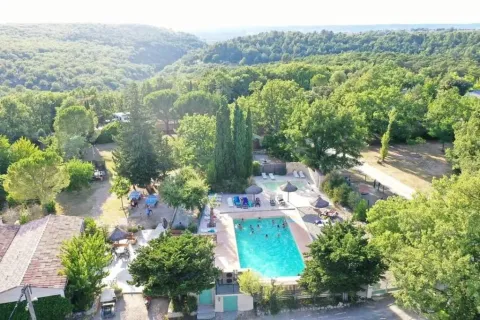 Vue aérienne du camping Avelanède avec piscine au centre, entourée d’arbres, en Provence-Alpes-Côte d’Azur.
