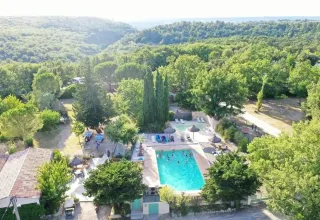 Luftfoto af campingpladsen Avelanède med swimmingpool omgivet af træer i Provence-Alpes-Côte d’Azur.