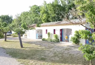 Vakantiepark Avelanède in Provence-Alpes-Côte d’Azur, Frankrijk met wit gebouw en bomen rondom.