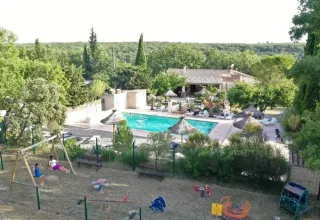 Campeggio Avelanède in Provenza-Alpi-Costa Azzurra, Francia, con piscina, area giochi e tanto verde.