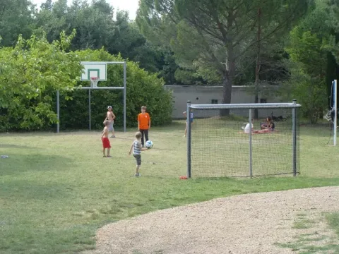 Bambini giocano a calcio su un prato con canestro da basket in un campeggio in Provenza-Alpi-Costa Azzurra.