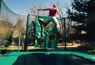 Persoon springt door een ring boven een trampoline op vakantiepark Avelanède in Zuid-Frankrijk.