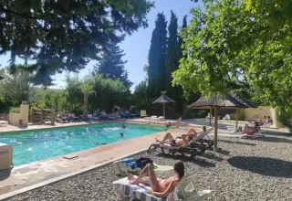Feriecampister slapper af ved poolen på Camping Avelanède i Provence-Alpes-Côte d’Azur, Frankrig.