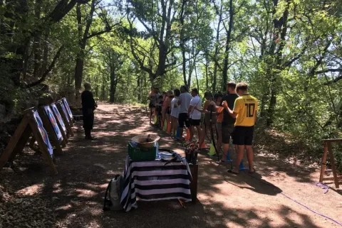 Attività di tiro con l’arco tra gli alberi al campeggio «Avelanède» in Provenza, Francia.