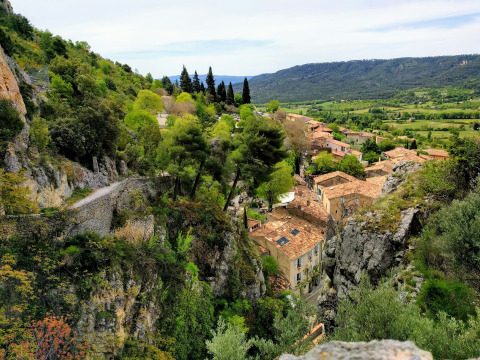 Udsigt over Artignosc-sur-Verdon i Provence-Alpes-Côte d’Azur, Frankrig, med frodige bakker og historiske tage.