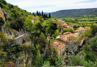 Uitzicht op Artignosc-sur-Verdon in Provence-Alpes-Côte d’Azur, Frankrijk, met groene heuvels en oude daken.