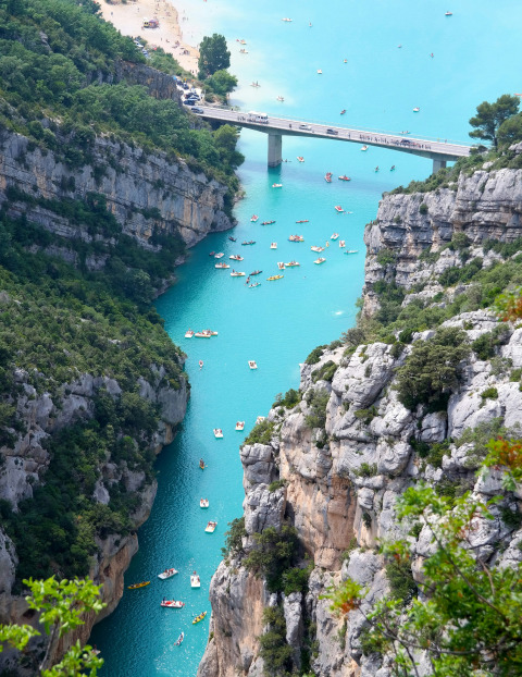 Luftfoto af Verdon-floden nær Artignosc-sur-Verdon, Frankrig, med både, bro og unikke klippeformationer.
