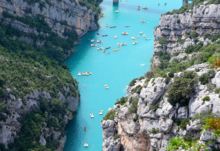 Luchtfoto van de Verdon-rivier bij Artignosc-sur-Verdon, Frankrijk, met bootjes, brug en rotsachtige kliffen.