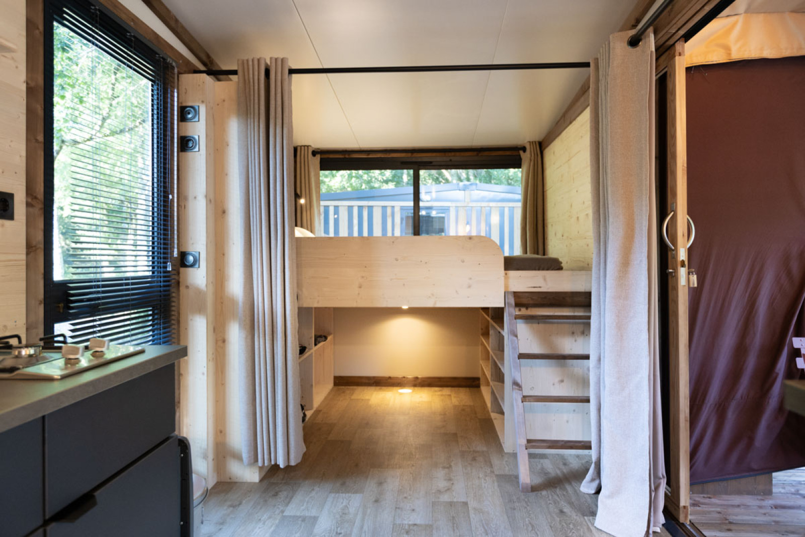 Interieur van Arizona safaritent bij Huttopia Lac de Serre Ponçon, Frankrijk, met houten stapelbed.