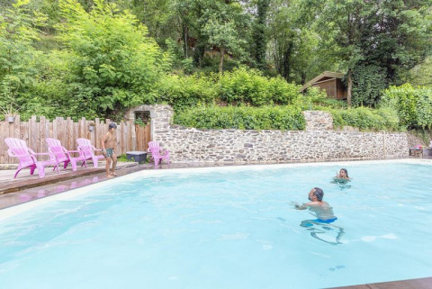 Spacious swimming pool