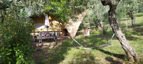 Rustig terras met hangmat bij Agricampeggio La Prugnola, vakantiepark tussen olijfbomen in Toscane, Italië.