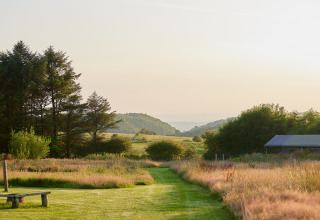 Vista del paisaje al atardecer en BoerenBed Warren Farm, un parque vacacional en el suroeste de Inglaterra, Reino Unido.