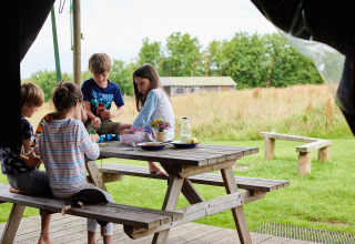 Des enfants jouent ensemble à une table de pique-nique à BoerenBed Warren Farm, dans le sud-ouest de l'Angleterre.