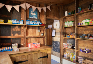 Lille landhandel med trævægge, lokale fødevarer, æg, snacks og hyldevarer på BoerenBed New Barn Farm.