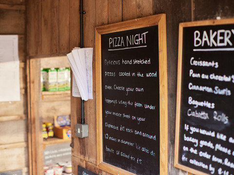 Menutavle med pizzatilbud på BoerenBed New Barn Farm feriepark i det østlige England, UK.