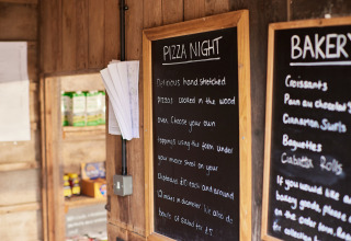 Pizarra de menú para la noche de pizzas en BoerenBed New Barn Farm, parque vacacional en el este de Inglaterra.