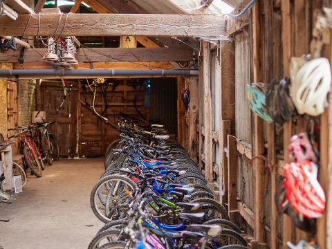 Une grange chez BoerenBed New Barn Farm remplie de vélos et casques pour des vacances actives en Angleterre.