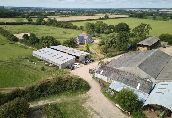 Luftfoto af BoerenBed New Barn Farm feriepark, med lader, marker og landlige bygninger i det østlige England.