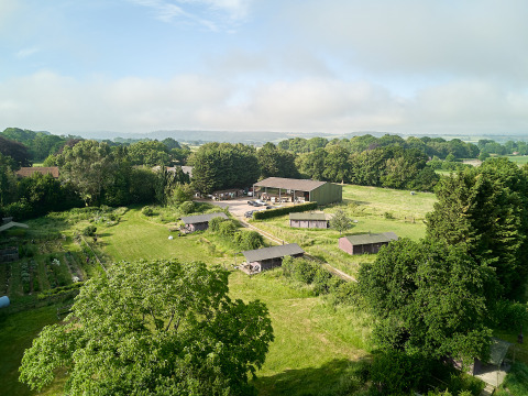 Luftaufnahme des Ferienparks BoerenBed Manor Farm in Südostengland, umgeben von grüner Landschaft.