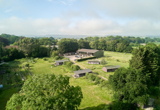 Vista aerea del villaggio vacanze BoerenBed Manor Farm nel sud-est dell'Inghilterra circondato dal verde.