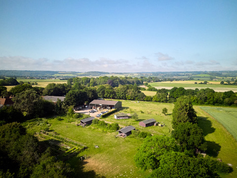 Vista aerea di BoerenBed Manor Farm, villaggio vacanze nel sud-est dell’Inghilterra, circondato da campi.