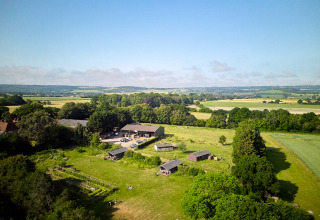 Vista aerea di BoerenBed Manor Farm, villaggio vacanze nel sud-est dell’Inghilterra, circondato da campi.