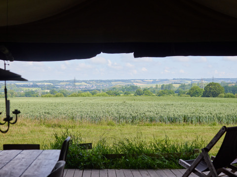 Vista da una terrazza di BoerenBed Manor Farm con campi e paesaggio rurale nel sud-est dell'Inghilterra.