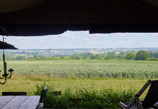 Vue depuis une terrasse à BoerenBed Manor Farm, donnant sur des champs et la campagne du sud-est anglais.