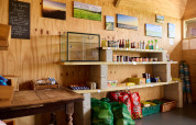 Épicerie fermière à Treganhoe Farm, sud-ouest de l’Angleterre, étagères en bois et produits agricoles.