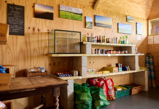 Épicerie fermière à Treganhoe Farm, sud-ouest de l’Angleterre, étagères en bois et produits agricoles.