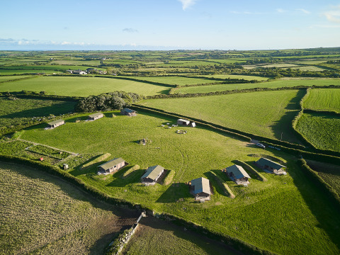 Luftaufnahme vom BoerenBed Treganhoe Farm Ferienpark im Südwesten Englands mit weiten Feldern.