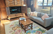 Soggiorno sulla houseboat De Zwerver al Marina Parcs Naarden, Olanda, con divano, TV e vista sull'acqua.