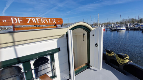Hausboot De Zwerver im Marina Parcs Naarden in den Niederlanden, mit Blick auf den Jachthafen.